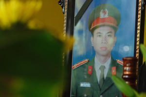 Thăng cấp bậc hàm đối với cán bộ Công an bị đâm không qua khỏi