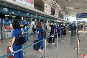 Vietnam Airlines đưa đoàn y bác sĩ Đà Nẵng “đảo quân” chi viện TP HCM chống dịch