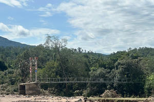 Gia Lai: Mưa lũ cuốn trôi đường, hơn 1.100 người dân xã SRó bị cô lập