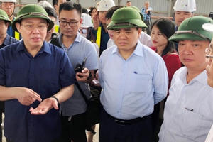 Không để nhà dị dạng bên đường mới mở