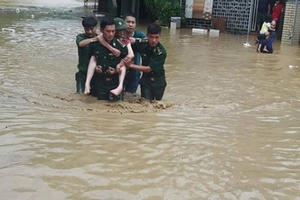 Công an, bộ đội dầm mình trong nước lũ đục ngầu giúp dân