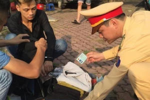Hà Nội: Bị bắt giữ khi mang Heroin đi “dạo phố”