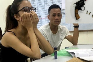 Hà Nội: Phát hiện “hàng nóng” trên xe đôi nam nữ vi phạm luật giao thông