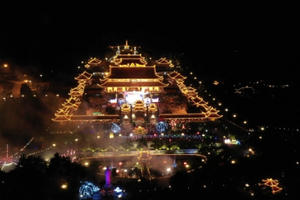 Quảng Ninh: Biển người hân hoan trong đêm rước xe hoa kính mừng Đức Phật đản