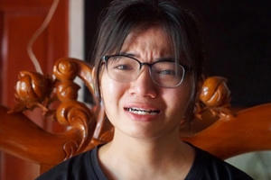 Bố mẹ mất, nghe tin em đỗ đại học, chị gái nghẹn ngào không dám chúc mừng!