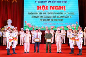 Công an tỉnh Bình Thuận khen thưởng những điển hình trong triển khai Đề án 06 Công an tỉnh Bình Thuận khen thưởng những điển hình trong triển khai Đề án 06