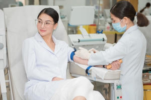 Hoa hậu Phương Khánh đi hiến máu nhân dịp sinh nhật đầy ý nghĩa