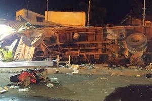 Bình Phước: Xe tải lao vào quán nhậu khiến 2 người thương vong