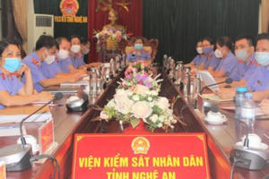 Nữ kiểm sát viên "vừa hồng, vừa chuyên"