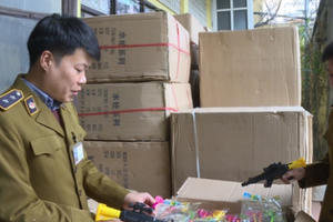 Bắt tại trận hơn 1 tấn hàng đồ chơi trẻ em có dấu hiệu bạo lực tại ga Giáp Bát