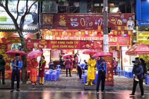 Ngày Vía Thần tài: Dịch virus Corona khiến cửa hàng vàng vắng vẻ dù tặng khẩu trang cho khách