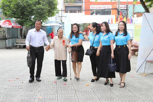Thành đoàn Biên Hoà tiếp nhận 200 lá cờ tổ quốc chuyển ra đảo xa