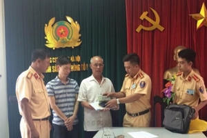 Hà Nội: CSGT trả lại hàng chục triệu đồng cho người bị mất