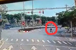 Video: Cán bộ CSGT nằm bất tỉnh khi bị 2 học sinh đi xe máy vượt đèn đỏ đâm trực diện Video: Cán bộ CSGT nằm bất tỉnh khi bị 2 học sinh đi xe máy vượt đèn đỏ đâm trực diện