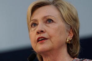 Bà Hillary Clinton chính thức bị FBI “sờ gáy”
