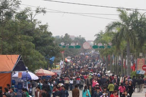 Hàng nghìn người đổ về hội Lim ngày khai hội