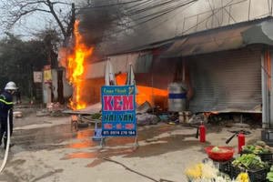 Lửa lớn bao trùm nhiều ki ốt kinh doanh tại Nghệ An