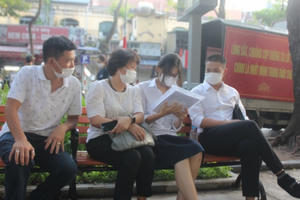 Thi tốt nghiệp THPT 2021: Thí sinh đến trường sớm, ôn lại bài trước giờ thi môn Ngữ văn