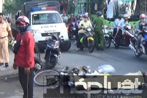 TP HCM: Va chạm với xe tải, người phụ nữ tử vong