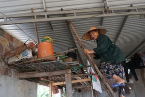 Áp thấp nhiệt đới: Thủy điện xả lũ, nước sông dâng cao người dân vội vã sơ tán đồ đạc chạy lũ trong mưa lớn