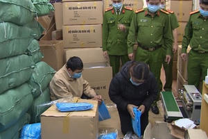 Khởi tố, bắt tạm giam 3 người vì sản xuất, buôn bán trang phục phòng dịch giả