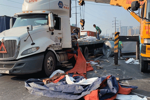 Nhiều tấn thép trên xe đầu kéo lăn xuống xa lộ Hà Nội Nhiều tấn thép trên xe đầu kéo lăn xuống xa lộ Hà Nội