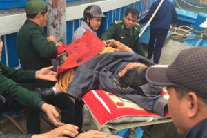 Đưa công nhân trên đảo Cù Lao Chàm bị tai biến vào bờ cấp cứu