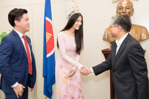 Hoa hậu Phương Khánh đẹp dịu dàng với áo dài truyền thông đến thăm Lãnh sự quán Việt Nam tại Nhật