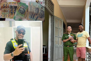 Trả lại 27 triệu đồng và nhiều giấy tờ liên quan cho du khách Úc