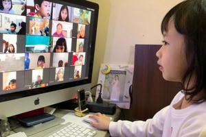 Học sinh và phụ huynh chật vật với học trực tuyến