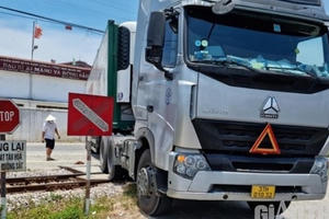 Xe container mắc kẹt trên đường ray, đường sắt Bắc Nam tạm tê liệt