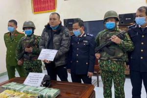 Nhận vận chuyển lô “hàng trắng” 11kg để lấy tiền công