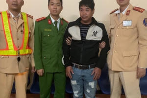 Phát hiện 1 đối tượng mang theo 28 bánh pháo nổ trên xe khách