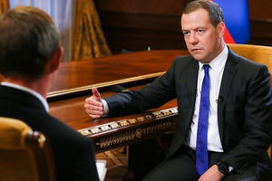 Thủ tướng Medvedev: Bộ ba hạt nhân NATO nhằm vào Nga