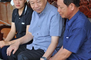 Bộ trưởng Bộ Công an Tô Lâm đến thăm gia đình các liệt sỹ hy sinh tại Đắk Lắk