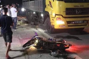 Tông vào xe tải đỗ bên đường, 2 người chết 1 người trọng thương