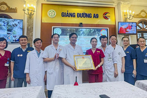 Khen thưởng nữ điều dưỡng cứu sống du khách nước ngoài ngừng tim