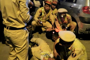 Bị yêu cầu đo nồng độ cồn, tài xế hung hăng đánh cả cảnh sát giao thông Bị yêu cầu đo nồng độ cồn, tài xế hung hăng đánh cả cảnh sát giao thông