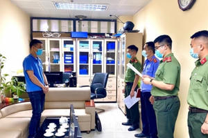 Lạng Sơn: Làm giả giấy tờ, 2 nhân viên Trung tâm quản lý cửa khẩu bị bắt Lạng Sơn: Làm giả giấy tờ, 2 nhân viên Trung tâm quản lý cửa khẩu bị bắt