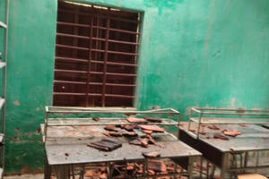 Trường 20 năm tuổi dọa sập, cô trò vừa học vừa lo: Mái ngói đổ sập sau mưa, cô trò hú vía