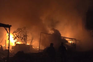 TP HCM: Cháy kho chứa vải trong đêm, cả khu dân cư náo loạn