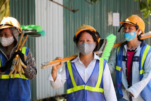 Người lao động trần mình dưới nắng nóng 45 độ C