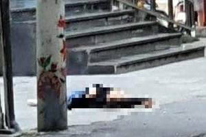 Hà Nội: Bàng hoàng phát hiện cô gái trẻ tử vong bất thường trên vỉa hè