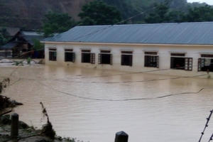 Mưa lũ, lốc xoáy tàn phá, chia cắt miền tây xứ Nghệ