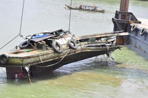 Cận cảnh trục vớt tàu đẩy sà lan gây sập cầu Ghềnh