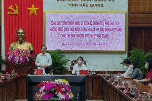 Phó Chủ tịch Thường trực Quốc hội tặng quà cho gia đình chính sách tại Hậu Giang