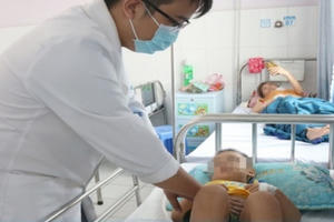 Ngủ quên khi đang đi xe máy, bé trai 3 tuổi ngã vỡ lá lách