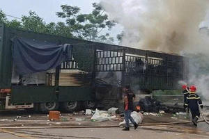 Cháy xe đầu kéo ở Lạng Sơn, lộ hơn 2,7 tấn xúc xích không rõ nguồn gốc