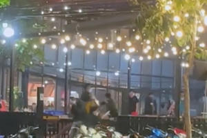Video: Hai nhóm thanh niên dùng dao, kiếm hỗn chiến tại quán nhậu, nhiều người phát hoảng