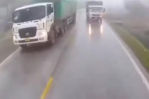 Clip: Xe ô tô tải vượt ẩu khiến xe ô tô đi làn đối diện phanh "cháy lốp'' Clip: Xe ô tô tải vượt ẩu khiến xe ô tô đi làn đối diện phanh "cháy lốp''